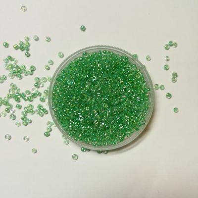 Стеклянный бисер Colibry 20г прозрачный с цветным стержнем (светло-зеленый) (42.5)