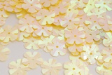 Пайетки 14мм голографические Цветы, №020 - светло-желтый 10г, TBY-FLK465-020