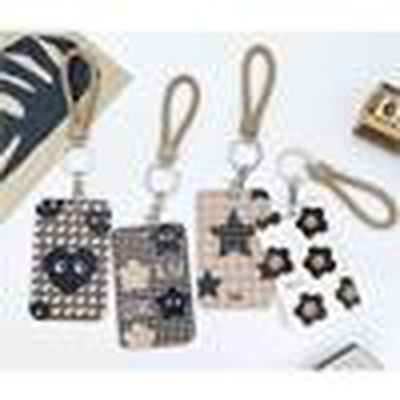 Бейдж вертикальный 110 х70мм deVENTE. Beige Badge, с петлей из кож/зама на металлическом кольце с карабином, ассорти 4 дизайна, 8093416